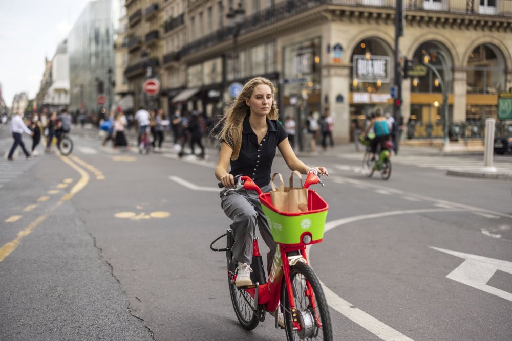 Paříž a Brusel vycházejí vstříc cyklistům, budují bezpečné cyklopruhy a finančně podporují firmy, které motivují své zaměstnance k používání elektrokol namísto aut.