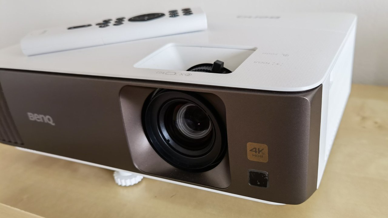 4K projektor s klasickým designem je lákavá varianta, když chcete obøí obraz.