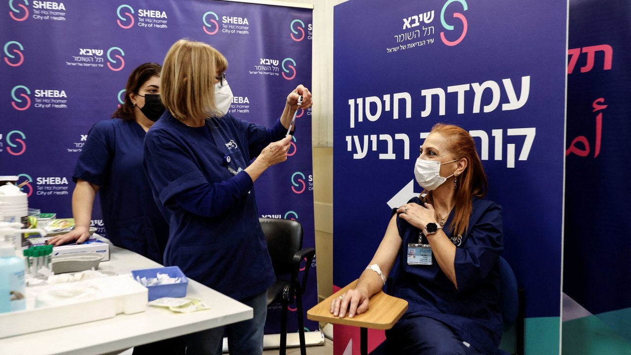Účinnost čtvrté dávky začala zkoumat jedna z izraelských nemocnic, která ji podala testovací skupině zdravotníků.reuters