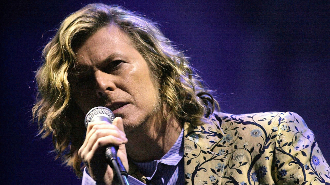 David Bowie na poèátku milénia, kdy se pøi nahrávání desky Toy vrátil ke svým starým písním.