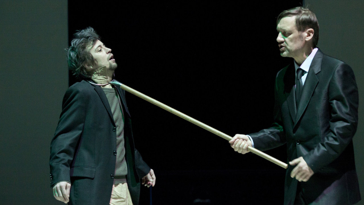 Národní divadlo uvádí hru o krizi. Na snímku Jan Dolanský a David Matásek