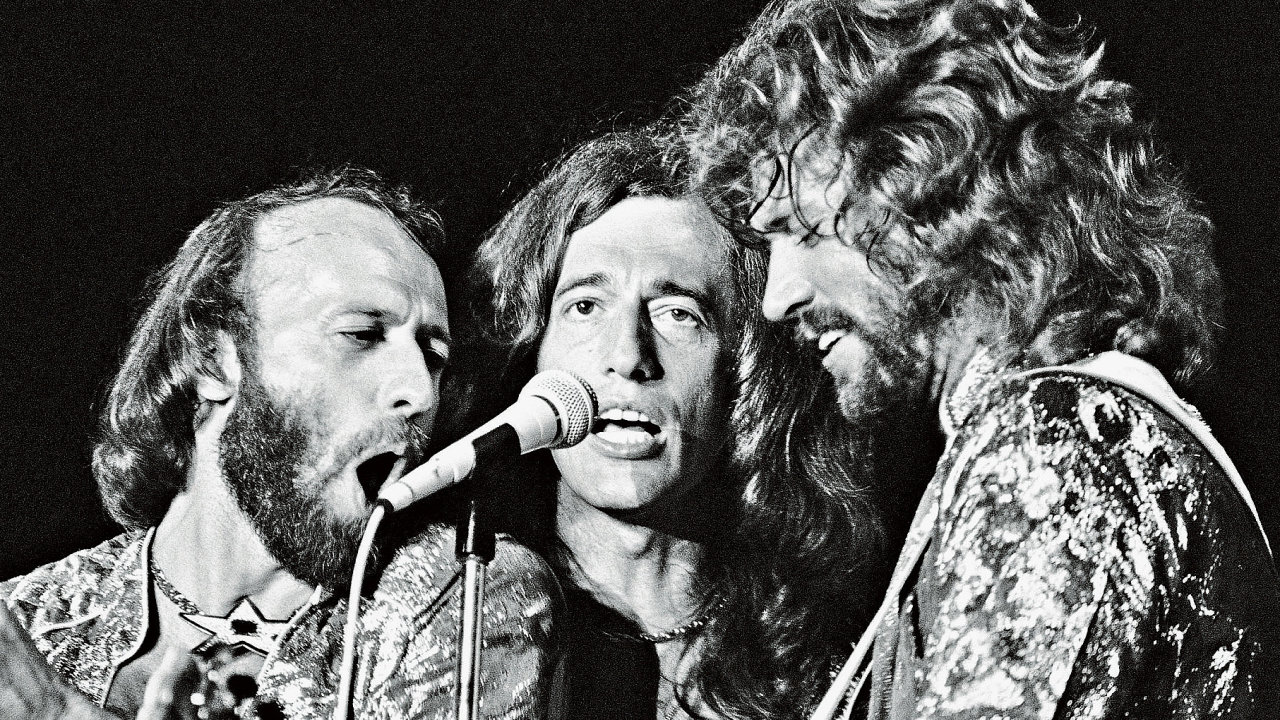 Bee Gees v roce 1979 - zleva Maurice, Robin a Barry Gibb pi koncert v Miami Beach