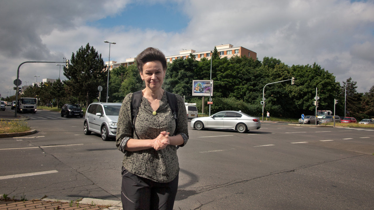 Marie Jelínková v místì, kde má stát stanice nového metra D Olbrachtova. Žena kritizuje napøíklad to, že kvùli stomiliardové stavbì má padnout èást stromù v pozadí.