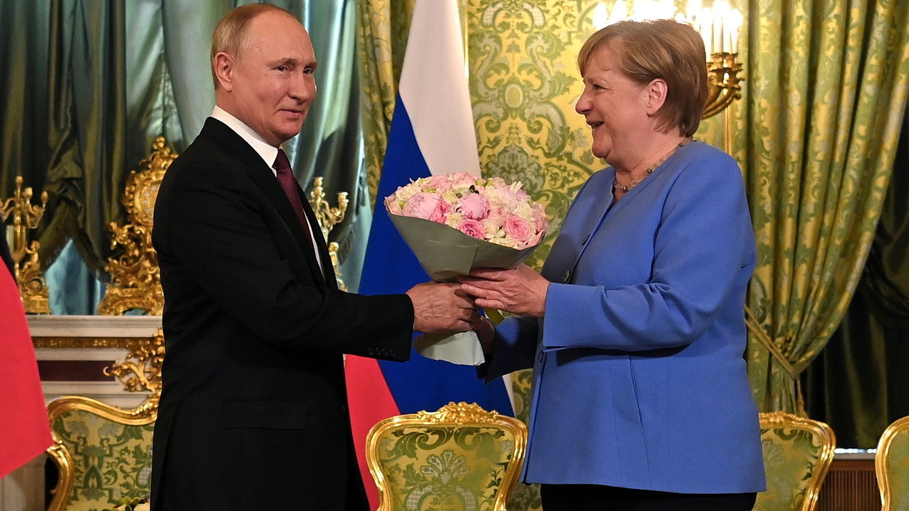 Øekni, kde ty kytky jsou. Nìmci se s Putinem donedávna snažili vyjednávat – jako bývalá kancléøka Merkelová.