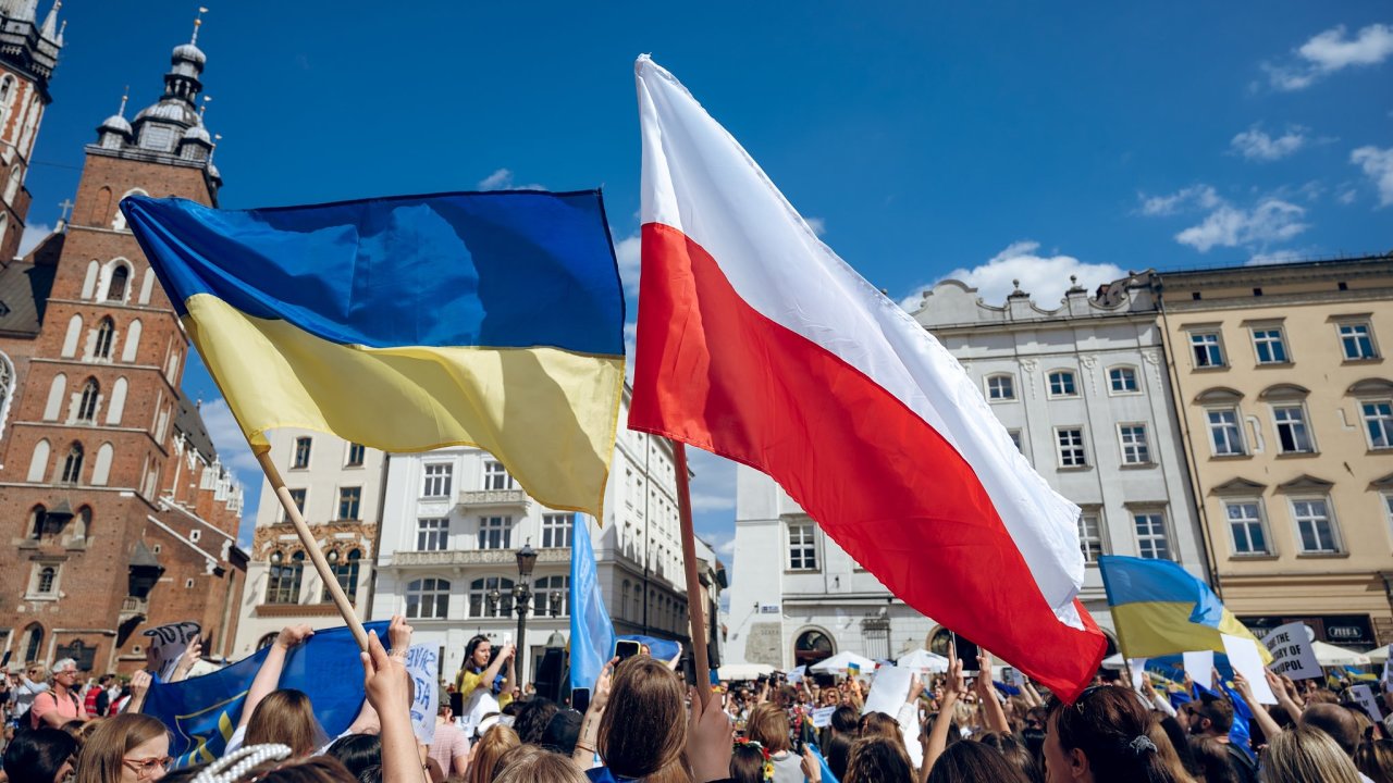 Novm eskm velvyslancem v Polsku bude Betislav Dank a na Ukrajin Radek Pech. Oba u obdreli od hostitelskch zem takzvan agrment.