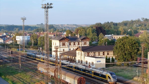 První čínský vlakový úspěch v Evropě. Jednotky vyslané do Česka dostaly v tichosti klíčové razítko