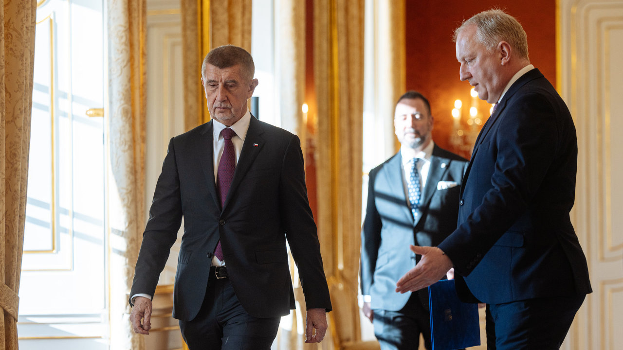 Premi�r Andrej Babi� (vlevo) na jmenov�n� ministra �ivotn�ho prost�ed� Igora �erven�ho (uprost�ed) Foto: HN - Luk� B�ba