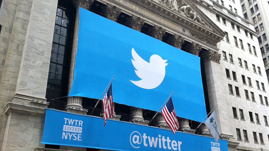 Logo Twitteru povìšené na budovì New York Stock Exchange, listopad 2013