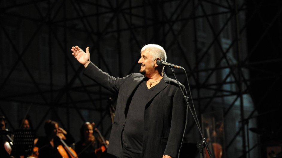 Italsk psnik Pino Daniele skldal i hudbu k filmm.