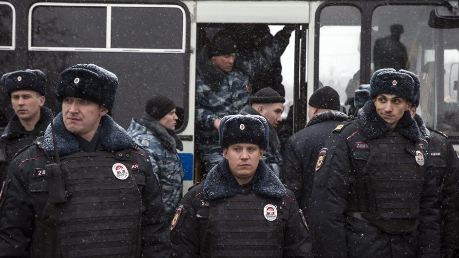 Rut policist na Pukinov nmst v Moskv zatkli kolem t destek opozinch demonstrant.