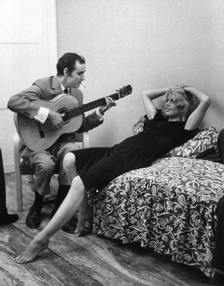 V 60. letech zpíval Charles Aznavour „For Me Formidable“ - pro Brigitte Bardotovou. V 60. letech zpíval Charles Aznavour „For Me Formidable“ - pro Brigitte Bardotovou.