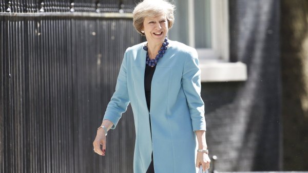 Předčasné volby mají zabránit zvrácení brexitu, tvrdí premiérka Theresa Mayová.