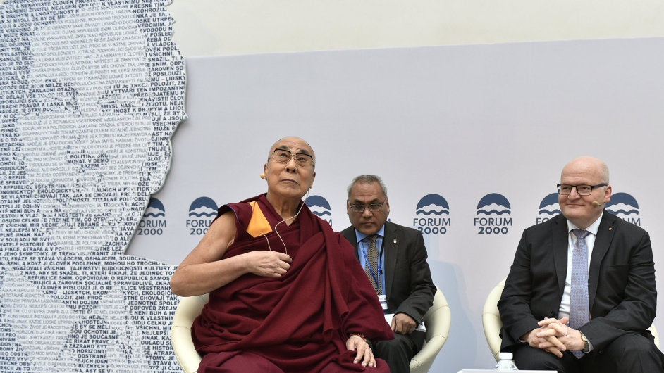 Nejvy tibetsk duchovn pedstavitel dalajlama (vlevo) s ministrem kultury Danielem Hermanem za KDU-SL (vpravo) vystoupili v ter rno na Foru 2000.
