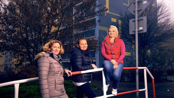 Hybatelky zm�n v panel&aacute;ku v Hodkovi�k&aacute;ch, jeho� fas&aacute;du navrhl architekt David V&aacute;vra.