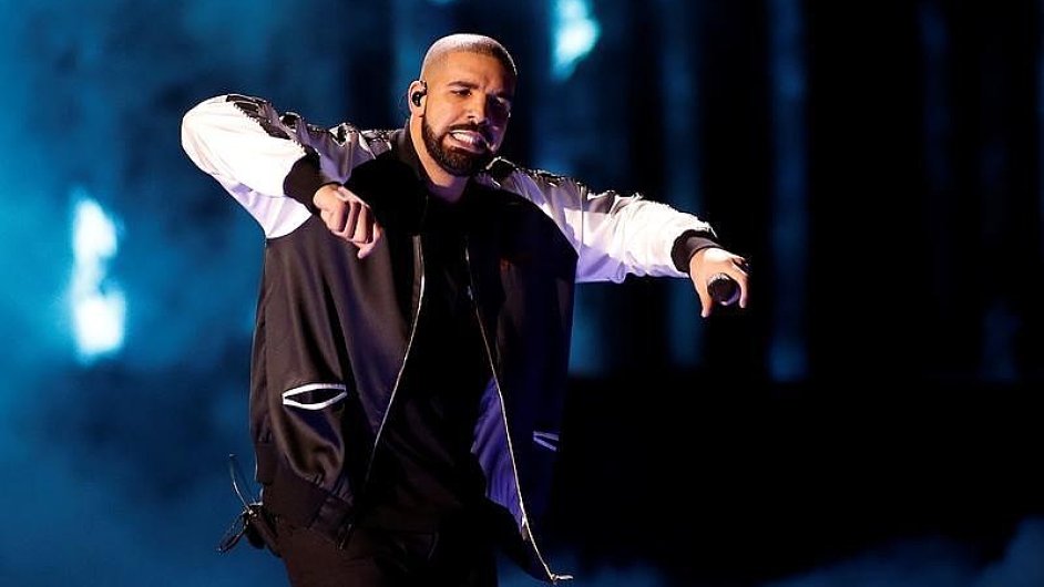 Na snmku z hudebnho festivalu iHeartRadio v americkm Las Vegas je raper Drake.
