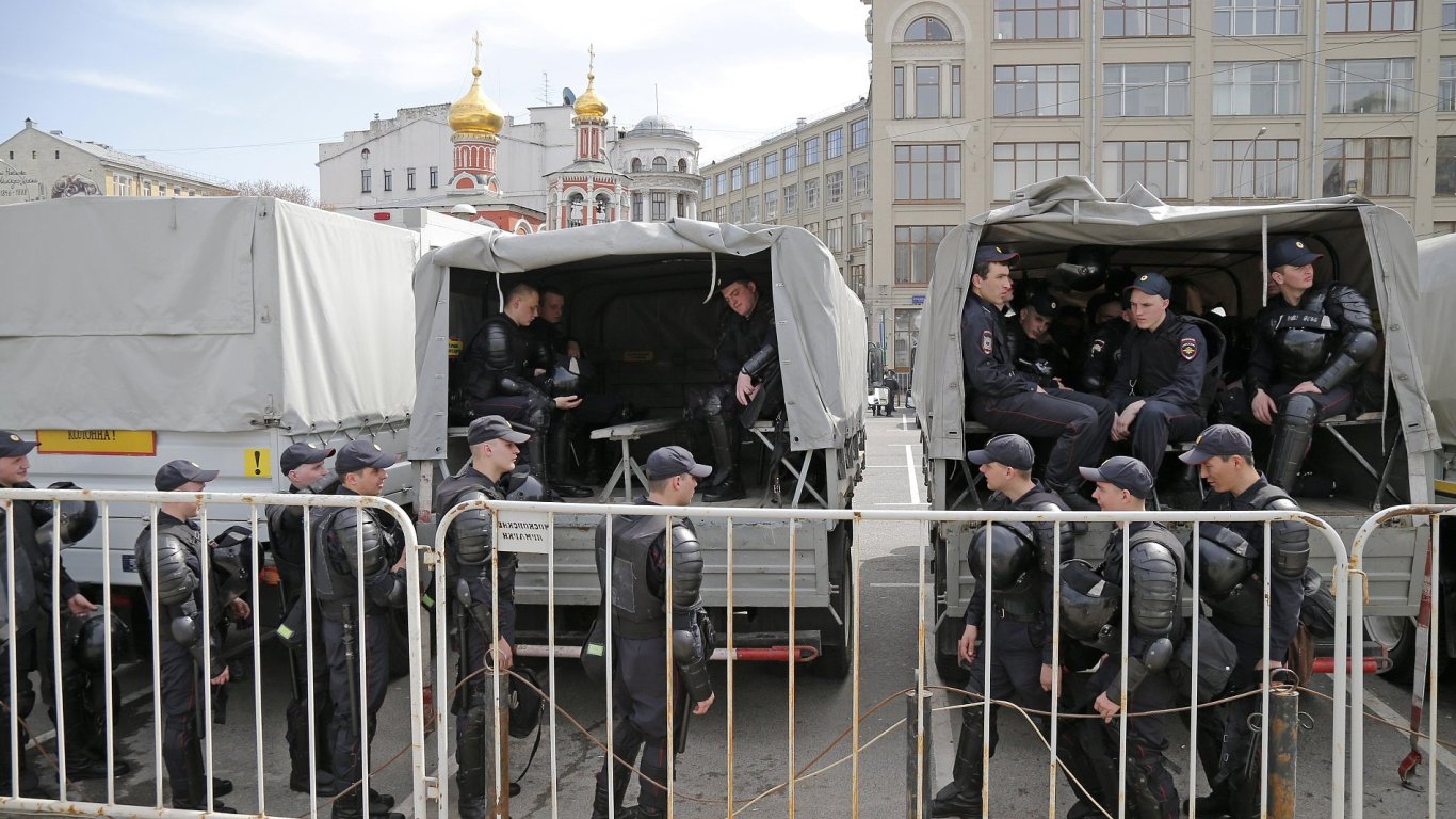 U ped zatkem demonstrace se v centru Moskvy shromdily stovky pslunk podkov policie.