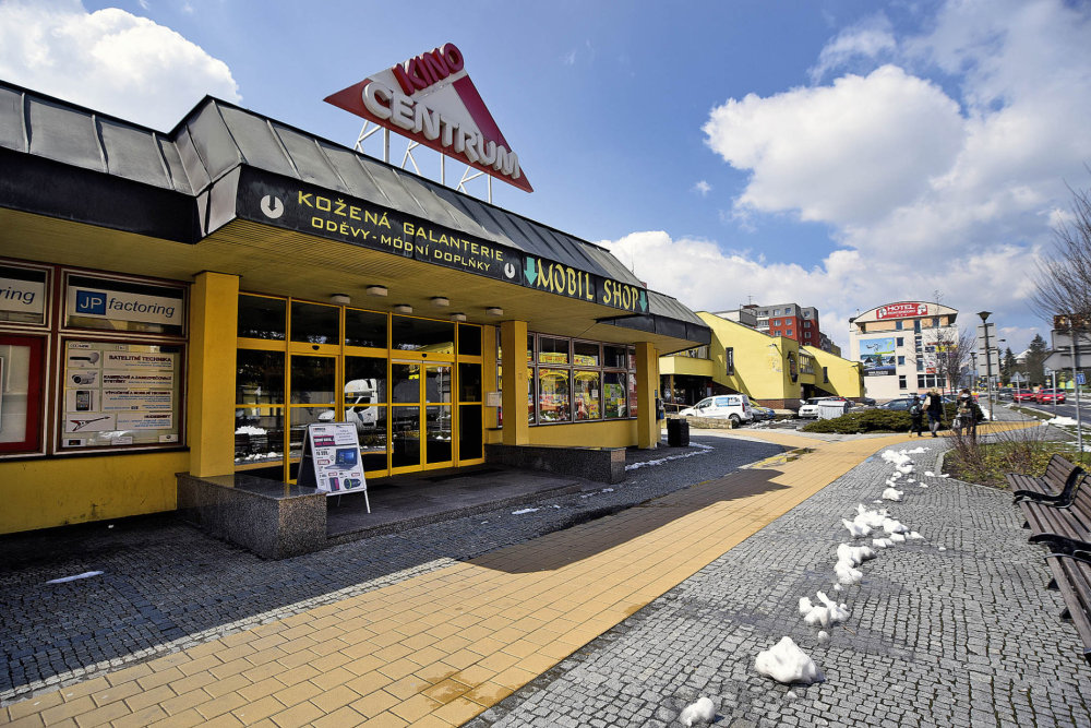Bruntálské kino, za ním další obchodní prostory, zčásti nevyužité. Architektonický zázrak 90. let.