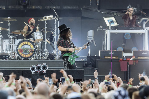 Snímek z úterního koncertu Guns N Roses v pražských Letňanech.