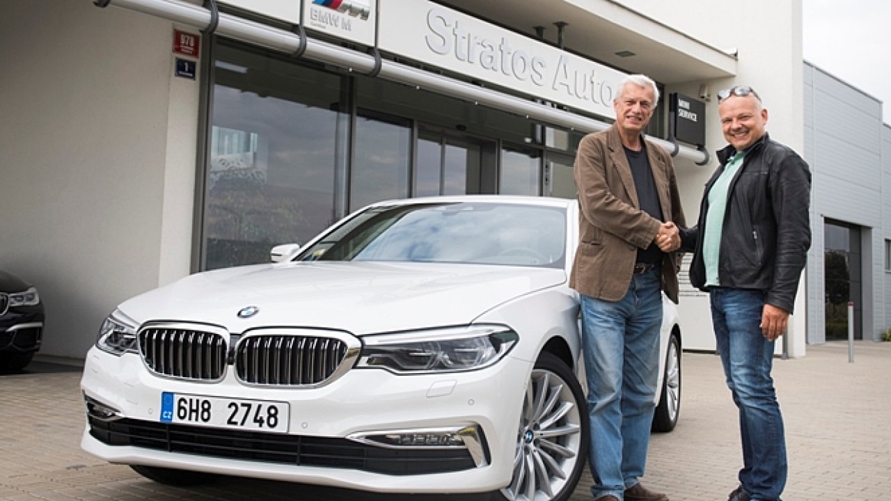 Jednatel STRATOS AUTO, Martin Strako pedv nov vz BMW ady 5 profesorovi Vladimrovi Beneovi