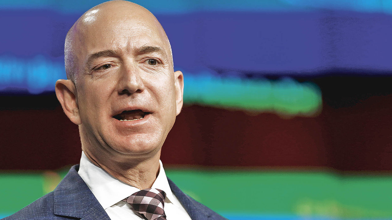 Majitel Amazonu Jeff Bezos je s majetkem v hodnot 134 miliard dolar souasnm nejbohatm lovkem na svt.