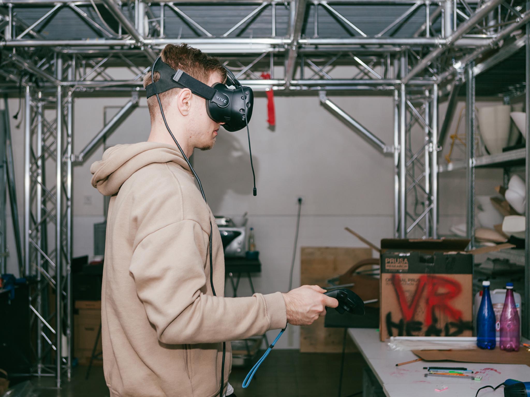 Studenti UMPRUM pracují i s virtuální realitou. (Foto: HN – Radek Vebr) Studenti UMPRUM pracují i s virtuální realitou.