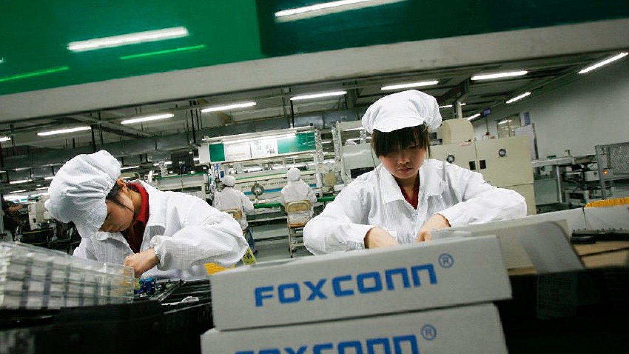 Uvnitø èínské továrny Foxconn. Ilustraèní foto