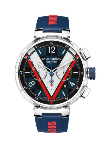 Písmeno „V“ (značící Vuitton) na chronografu Tambour symbolizuje příslušnost nositele k těm, kteří vyznávají stejné hodnoty: sportovního ducha a eleganci.