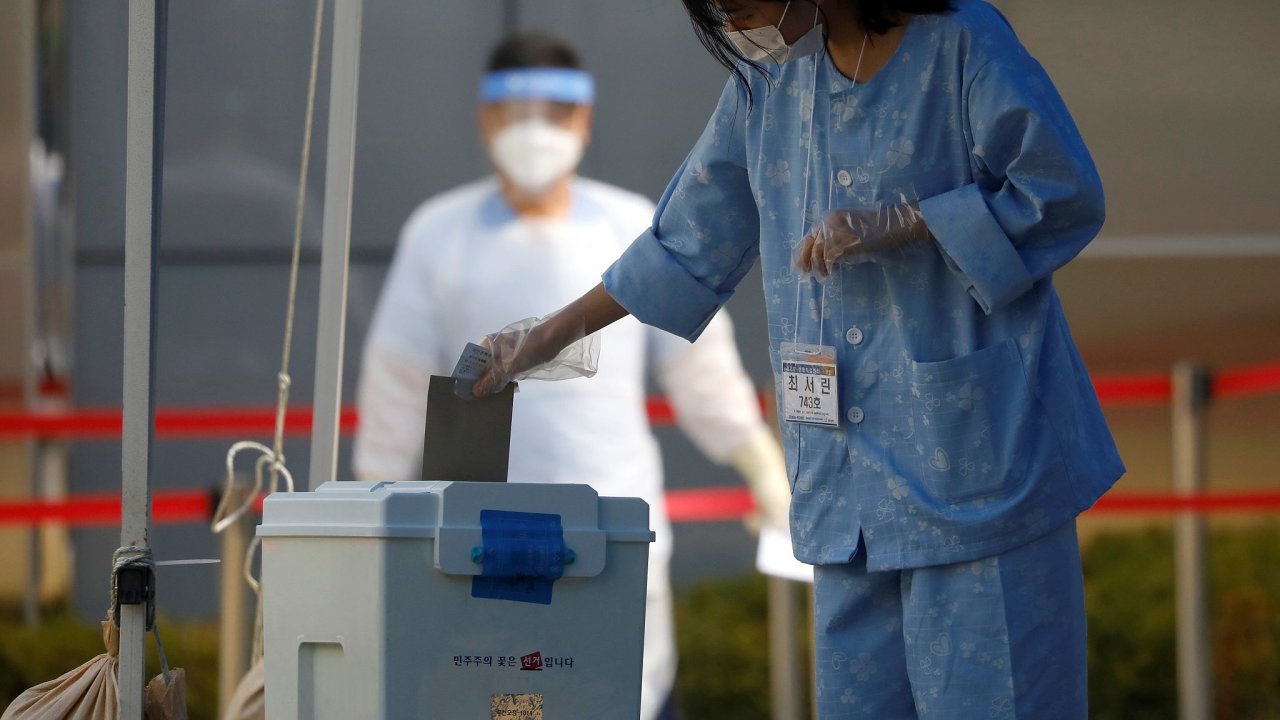 V Jin Koreji mohou volit i hospitalizovan pacienti s covid-19.