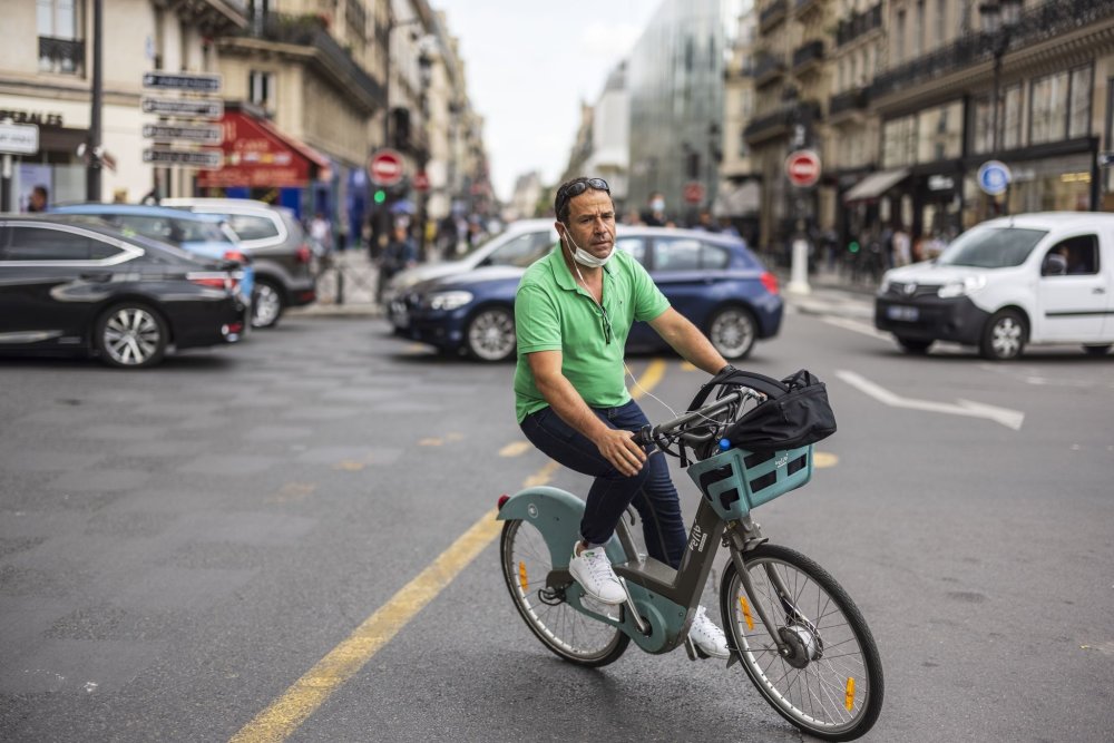 Paříž a Brusel vycházejí vstříc cyklistům, budují bezpečné cyklopruhy a finančně podporují firmy, které motivují své zaměstnance k používání elektrokol namísto aut.