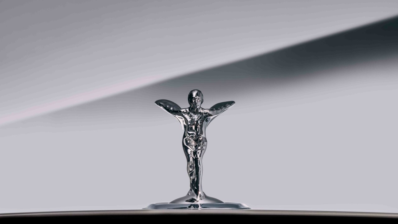 Rolls Royce změnil tvar sošky Spirit of Ecstasy.