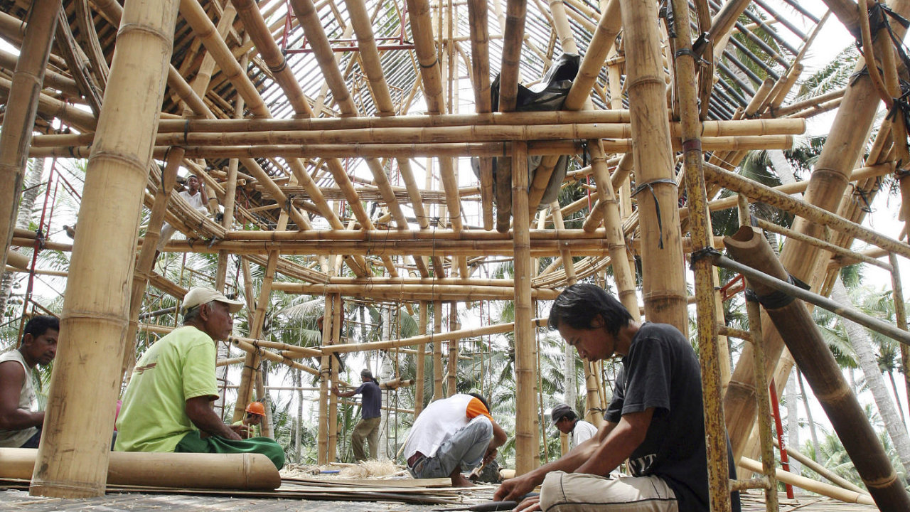 Vyuit bambusu pro konstrukci velkch staveb, vetn tovrn haly, testuj zelen nadenci na Bali.
