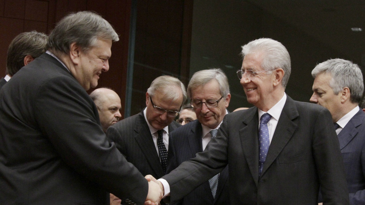 Italsk premir Mario Monti a eck ministr financ Evangelos Venizelos na jednn v Bruselu