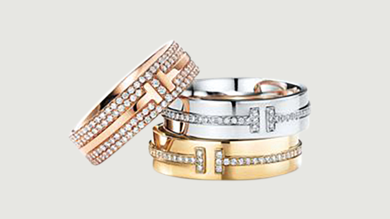 Legendrn kolekce TIFFANYT se roziuje onov perky scharakteristickm designem. Prsteny zrovho, lutho ablho zlata astbra podte sdiamanty ibez. Cena sdiamanty 229000 K.