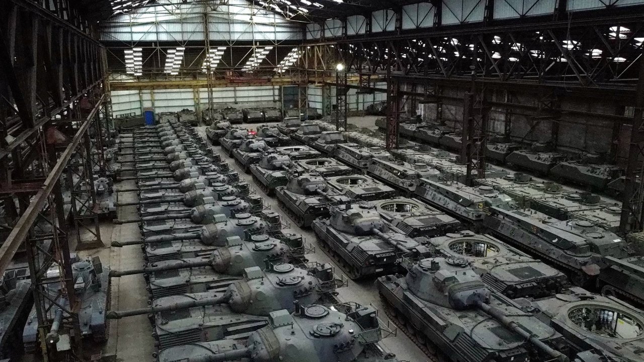 Starší tanky Leopard 1 v belgickém skladišti. Software a umìlá inteligence by je mohly zásadnì modernizovat v dobì, kdy má Evropa nedostatek zbraní.