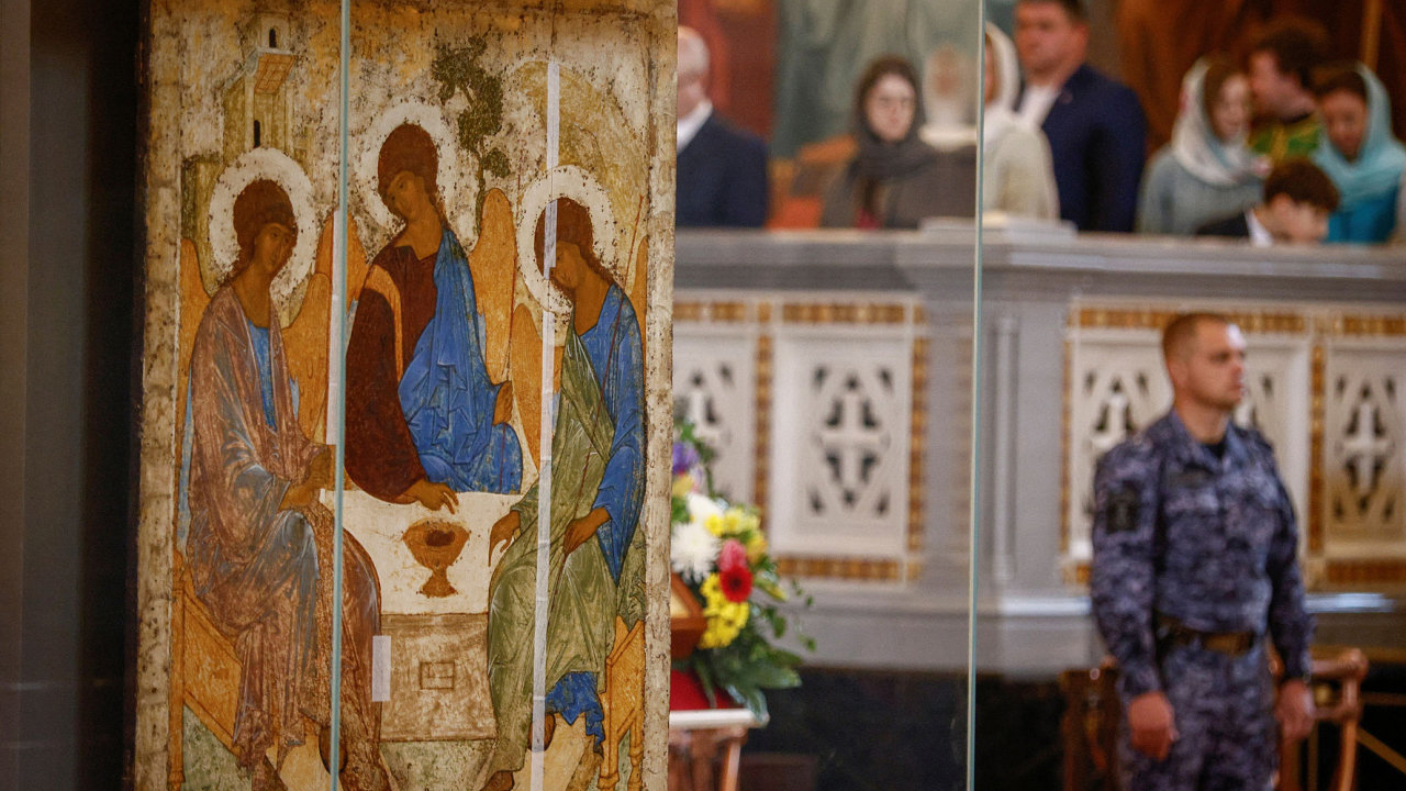 Ikona Trojice, umleck dlo Andreje Rubleva z 15. stolet, je vidt za bezpenostnm sklem v katedrle Krista Spasitele v Moskv.