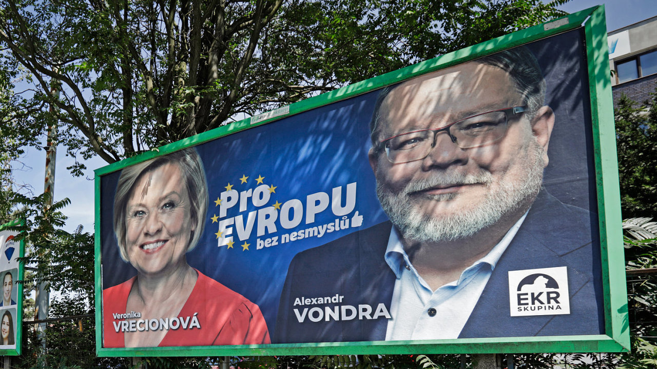 Europoslanci Alexandr Vondra a Veronika Vrecionov na billboardu