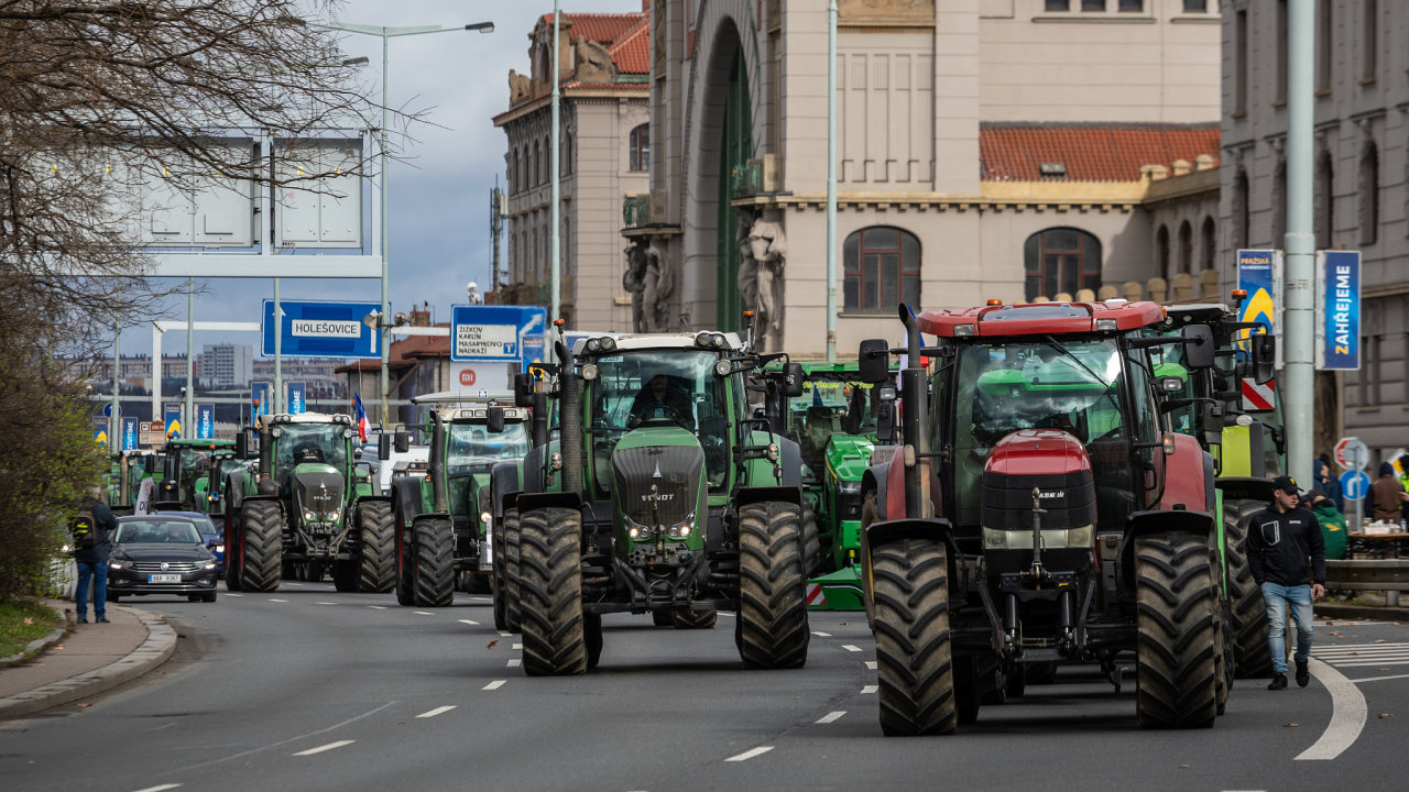 Zemdlci s traktory demonstruj proti (podle nich) patn situaci v eskm zemdlstv. Poaduj mj.