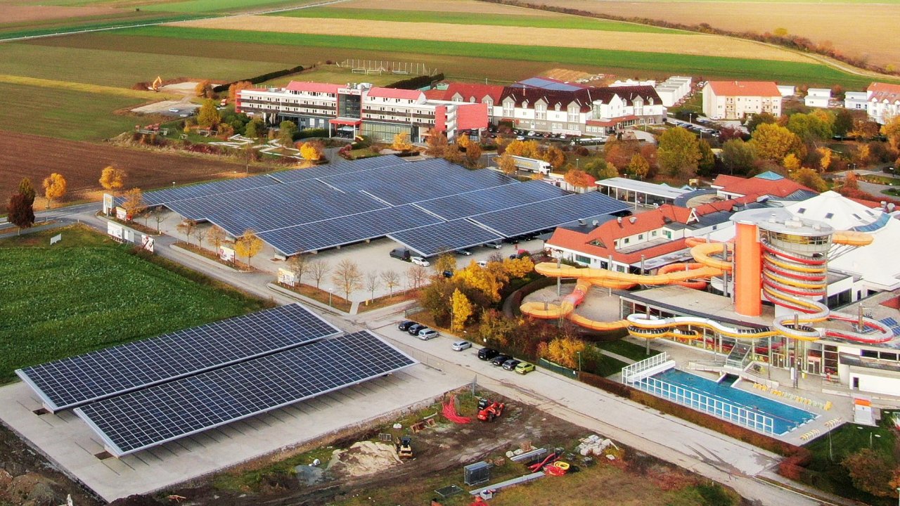 V zpadn Evrop u velk parkovit kryt fotovoltaickmi panely maj. Na snmku je parkovit pro 460 aut v rakouskch lznch Lutzmannsburg, kde carport vystavla esk firma Greenbuddies.