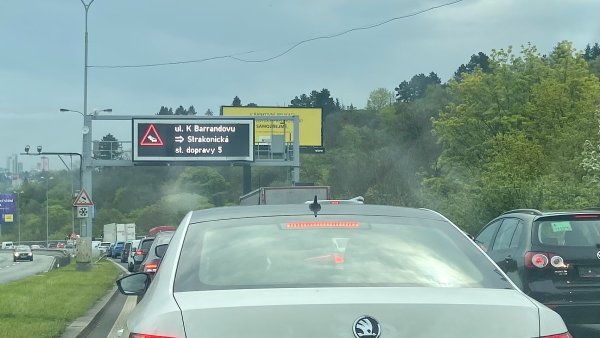 Možná nejhorší v historii: sezona kolon v Praze je v plném proudu a emoce se stupňují. Jak z nich ven?