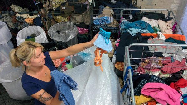 Z charity se stal jeden z největších zpracovatelů textilního odpadu. Diakonie Broumov má navíc brzy vyrábět i stavební desky