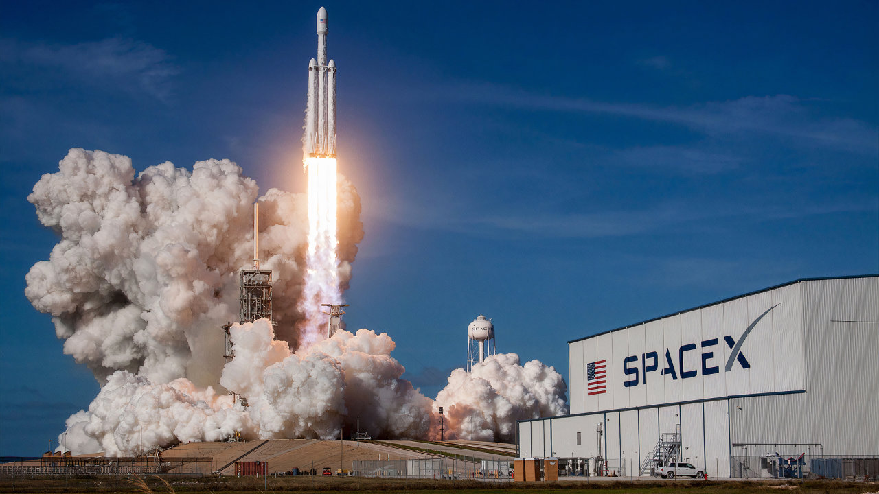Start rakety Falcon Heavy spole�nosti SpaceX z Kennedyho vesm�rn�ho st�ediska na mysu Canaveral na Florid�