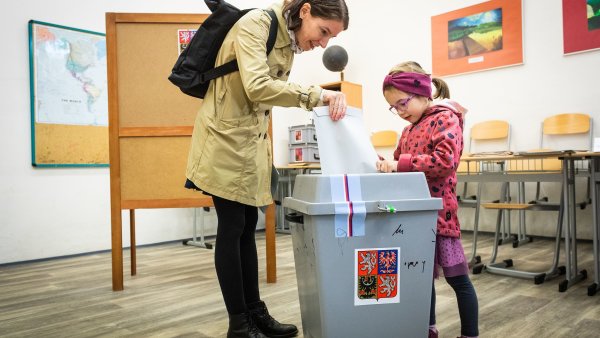 Parlamentn� volby 2025 ve Smyslupln� �kole na Ly�kov� n�m�st� v Praze 8....