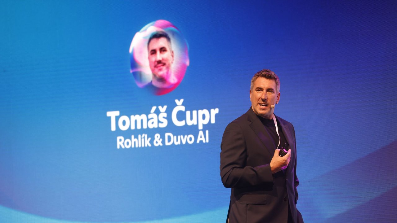 Tomáš Čupr, zakladatel Rohlíku a start-upu Duvo, při vystoupení na konferenci...