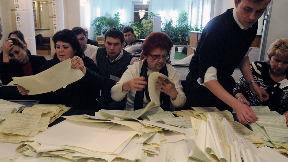 Volebn komise st hlasy po ukrajinskch parlamentnch volbch