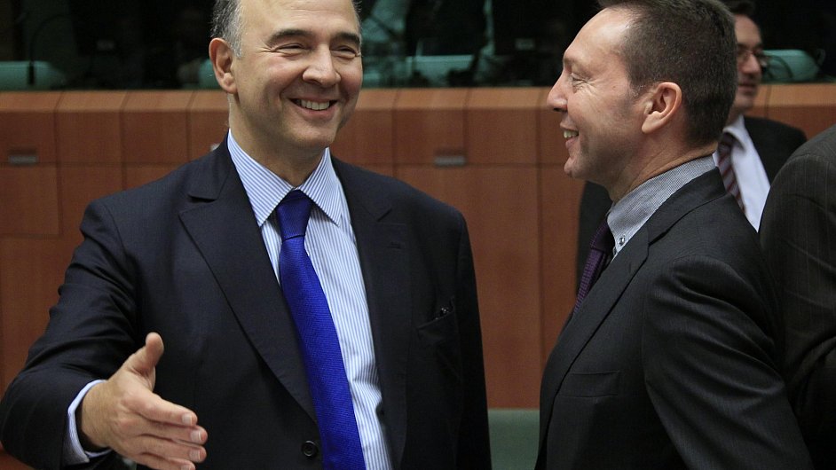 Francouzsk ministr financ Pierre Moscovici se svm eckm protjkem Yannisem Stoumarasem.