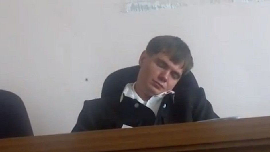 Soudce Jevgenij Machno bhem soudnho slyen