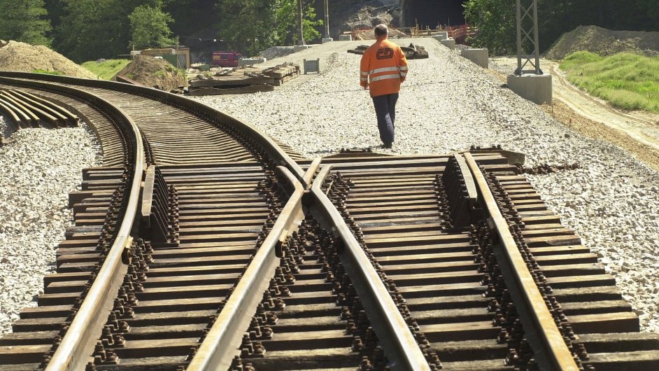 Rekonstrukce nìkterých železnièních tratí se zpožïují o roky.