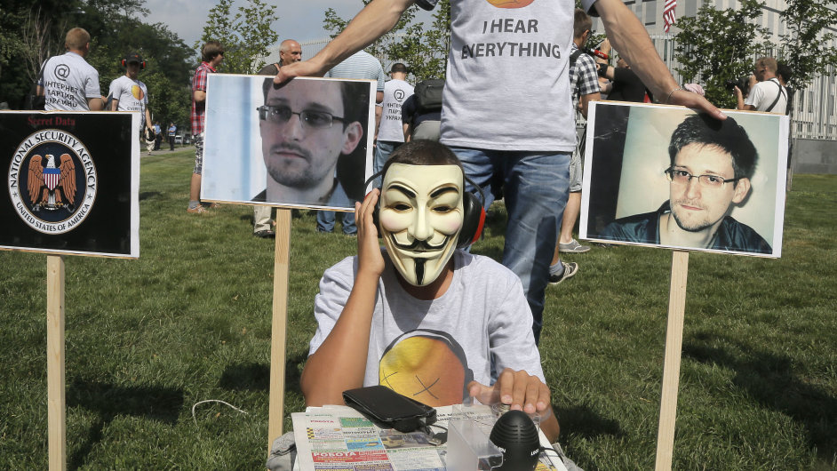 Snowdena podporují lidé po celém svìtì. Na snímku demonstrace na Ukrajinì.