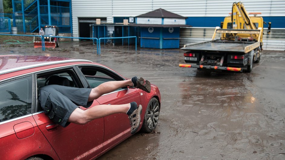 Odtahov sluba odv zaplaven automobil fotbalisty Huka
