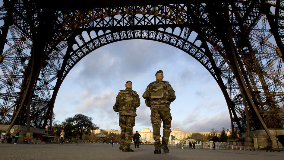 Patrola francouzskch vojk hld okol Eiffelovy ve.